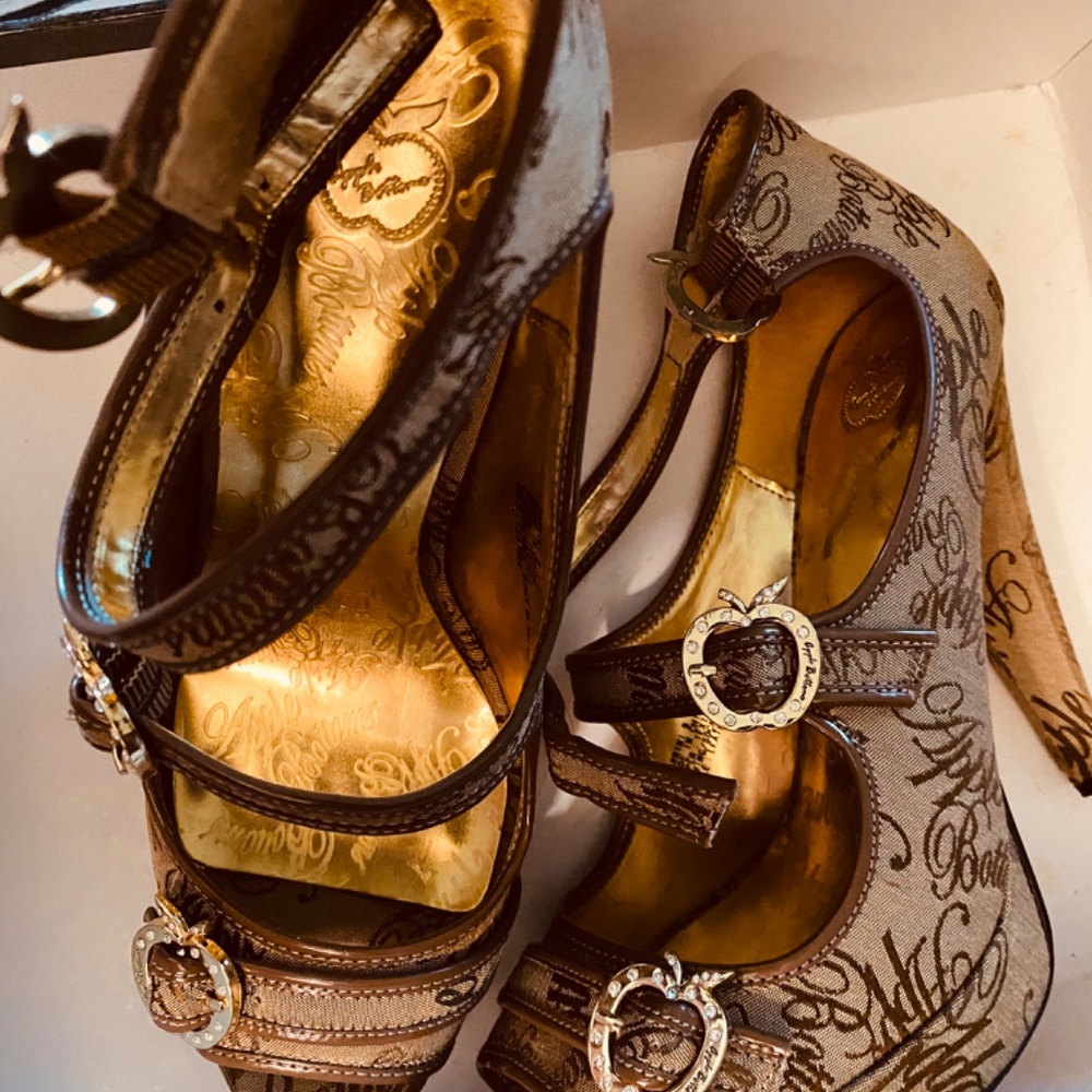 Shoes - Picture 5 of 6